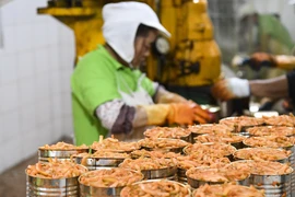 Công nhân chế biến sản phẩm nấm đóng hộp tại một nhà máy ở Trùng Khánh, Trung Quốc. (Ảnh: THX/TTXVN)