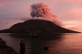 Một núi lửa ở Indonesia phun trào. (Ảnh: AFP/TTXVN)