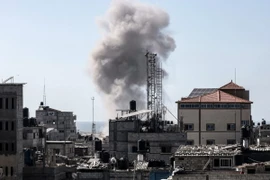 Khói bốc lên trong vụ oanh tạc của Israel xuống thành phố Rafah, miền Nam Dải Gaza ngày 21/4. (Ảnh: AFP/TTXVN)