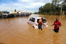 Ngập lụt do mưa lớn tại Nairobi, Kenya ngày 1/5. (Ảnh: THX/TTXVN)
