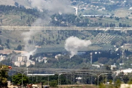 Khói bốc lên sau khi tên lửa phóng từ miền nam Liban rơi xuống thành phố Kiryat Shmona ở miền bắc Israel ngày 5/5. (Ảnh: AFP/TTXVN)