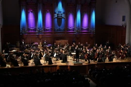 Dàn nhạc giao hưởng hàn lâm quốc gia Moskva thể hiện tác phẩm của nhạc sỹ Lê Tự Minh. (Ảnh: Duy Trinh/TTXVN)