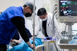 Nhân viên y tế điều trị cho bệnh nhân tại một bệnh viện ở Seongnam, Hàn Quốc. (Ảnh: Yonhap/TTXVN) 