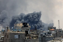 Khói bốc lên sau các cuộc không kích của Israel xuống thành phố Rafah, Dải Gaza ngày 7/5/2024. (Ảnh: THX/TTXVN)