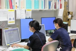 Các điều dưỡng viên Việt Nam làm việc tại Bệnh viện Đại học Y Saitama. (Ảnh: Đào Thanh Tùng/TTXVN)