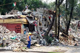 Lực lượng cứu hộ dọn dẹp hiện trường đổ nát sau một trận động đất ở Mexico City, Mexico. (Ảnh minh họa. Nguồn: THX/TTXVN)