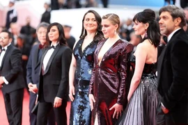 Các thành viên Ban giám khảo Liên hoan phim Cannes trên thảm đỏ. (Ảnh: Getty Images)