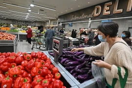 Người dân mua sắm tại siêu thị ở Glendale, California, Mỹ. (Ảnh: AFP/TTXVN)