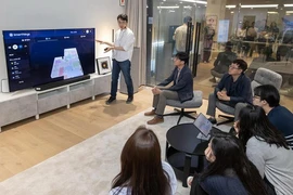 Một nhân viên của Samsung Electronics giới thiệu dịch vụ chăm sóc cho phép người dùng điều khiển từ xa các thiết bị gia dụng của cha mẹ họ. (Nguồn: Samsung)