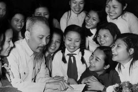 Đoàn đại biểu học sinh trường Trưng Vương, đại diện cho các học sinh có thành tích xuất sắc trong phong trào thi đua “Học tốt” của Hà Nội đến chúc mừng sinh nhật Bác Hồ, ngày 19/5/1958, tại Phủ Chủ tịch. (Ảnh: TTXVN)
