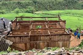 Một ngôi nhà thuộc huyện Văn Bàn bị sập, tốc mái. (Ảnh: TTXVN phát)