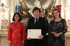 Tổng thống Argentina, Javier Milei, tiếp nhận Quốc thư từ Đại sứ Việt Nam, Ngô Minh Nguyệt, với sự hiện diện của Bộ trưởng Ngoại giao, Diana Mondino. (Ảnh: TTXVN phát)