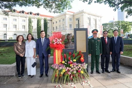 Đại sứ Mai Phước Dũng cùng Trưởng các cơ quan đại diện và Ban Liên lạc người Việt Nam tại Singapore chụp ảnh lưu niệm bên Tượng đài Bác Hồ. (Ảnh: Lê Dương/TTXVN)