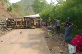 Chiếc xe bán tải gặp nạn khi đang chở 25 công nhân trở về nhà sau khi hái lá trong rừng.. (Nguồn: india today)