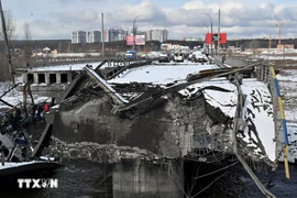 Một cây cầu bị phá hủy trong xung đột tại thành phố Irpin, Ukraine, ngày 8/3/2022. (Ảnh: AFP/TTXVN)