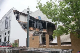 Một tòa nhà bị hư hại do lốc xoáy tại Texas, Mỹ ngày 17/5. (Ảnh: AFP/TTXVN)