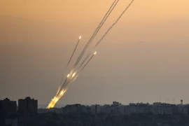 Rocket được phóng từ Dải Gaza vào lãnh thổ Israel. (Ảnh: AFP/TTXVN)