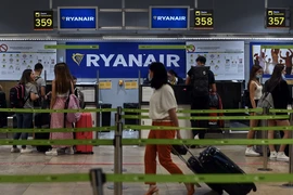 Hành khách làm thủ tục tại khu vực của Hãng hàng không Ryanair ở sân bay Adolfo Suarez Madrid Barajas, Madrid, Tây Ban Nha. (Ảnh: AFP/TTXVN)