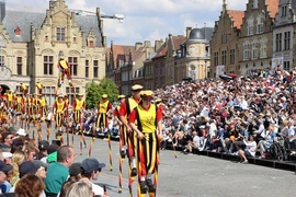 Đoàn cà kheo Hoàng gia vùng Merchtem biểu diễn tại Lễ hội rước mèo vùng Ypres. (Ảnh: Hương Giang/TTXVN)