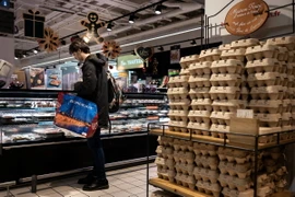 Người dân mua thực phẩm tại siêu thị ở Bordeaux, Pháp. (Ảnh: AFP/ TTXVN)