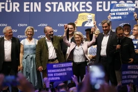 Chủ tịch Ủy ban châu Âu Ursula von der Leyen (giữa, phải), Lãnh đạo đảng Liên minh Xã hội Cơ đốc giáo (CSU) Markus Soeder (phải) - ứng viên tranh cử Nghị viện châu Âu của đảng CSU và Chủ tịch đảng Nhân dân châu Âu (EPP) Manfred Weber (thứ 3, trái) trong cuộc vận động tranh cử cho CDU trong bầu cử Nghị viện châu Âu ở Munich, ngày 7/6. (Ảnh: AFP/TTXVN)