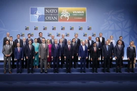Tổng Thư ký NATO Jens Stoltenberg (giữa, hàng đầu) chụp ảnh chung với các nguyên thủ quốc gia thành viên NATO tại Hội nghị thượng đỉnh của liên minh ở Vilnius, Litva, ngày 11/7/2023. (Ảnh: AFP/TTXVN)