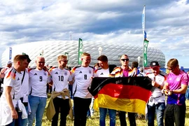 Đa số cổ động viên mặc áo đấu sân nhà màu trắng chính thức của Adidas trong trận khai mạc tại EURO 2024 giữa Đức và Scotland. (Ảnh: Phương Hoa/TTXVN)