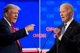 Tổng thống Mỹ Joe Biden (phải) và cựu Tổng thống Donald Trump tại cuộc tranh luận trực tiếp đầu tiên ở Atlanta, bang Georgia, Mỹ, ngày 27/6. (Ảnh: CNN/TTXVN)