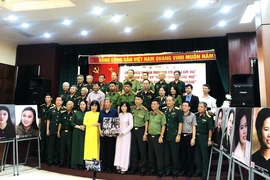 Ban tổ chức trao tặng di ảnh màu 10 nữ Anh hùng liệt sỹ dân quân Lam Hạ cho Bảo tàng Phụ nữ Việt Nam. (Ảnh: Phương Lan/TTXVN)
