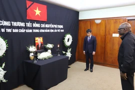 Tổng Bí thư Đảng Cộng sản Nam Phi Solly Mapaila tưởng niệm Tổng Bí thư Nguyễn Phú Trọng. (Ảnh: Nguyễn Hoàng Minh/TTXVN)