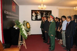 Toàn thể cán bộ, nhân viên Đại sứ quán và các cơ quan đại diện Việt Nam tại Algeria dành một phút mặc niệm tưởng nhớ và tiễn biệt Tổng Bí thư Nguyễn Phú Trọng. (Ảnh Trung Khánh/TTXVN)