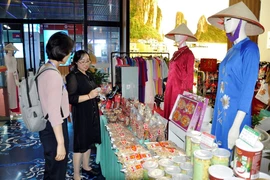 Gian hàng của Việt Nam trưng bày các mặt hàng nông sản, thực phẩm chế biến như hải sản, cà phê, hạt điều, giày dép, may mặc… (Ảnh: Thành Dương/TTXVN)