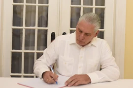Bí thư thứ Nhất Ban Chấp hành Trung ương Đảng, Chủ tịch Cuba Miguel Díaz-Canel Bermúdez ghi sổ tang. (Ảnh: Việt Hùng/TTXVN)