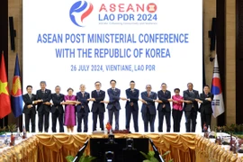 Các đại biểu chụp ảnh chung tại Hội nghị Bộ trưởng ASEAN+1 với Hàn Quốc. (Ảnh: TTXVN phát)