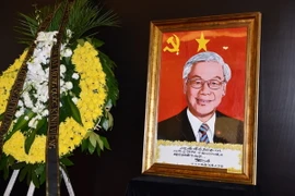 Ông Thành Quý Sinh và ông Mao Vạn Lý trao tặng bức vẽ chân dung Tổng Bí thư Nguyễn Phú Trọng tại Lễ viếng ở Bắc Kinh. (Ảnh: Thành Dương/TTXVN)