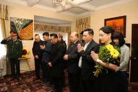 Ban lãnh đạo Hội người Việt Nam tại Vương quốc Anh (VAUK) viếng Tổng Bí thư Nguyễn Phú Trọng. (Ảnh: Phong Hà/TTXVN)