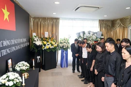 Ban Liên lạc Cộng đồng người Việt Nam tại Singapore thành kính dâng hương kính viếng Tổng Bí thư Nguyễn Phú Trọng. (Ảnh: Lê Dương/TTXVN)