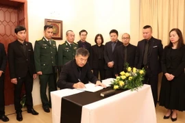 Đại sứ Việt Nam tại CH Séc Dương Hoài Nam ghi sổ tang. (Ảnh: Ngọc Biên/TTXVN)