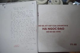 Hồ sơ, kỷ vật được Trung tâm Lưu trữ Quốc gia 3 gìn giữ nhiều năm và trao lại cho nhà giáo "Đi B" Hà Ngọc Đào. (Ảnh: Nguyên Dung/TTXVN)