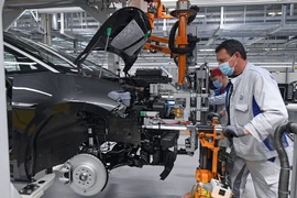 Công nhân làm việc tại nhà máy của hãng ô tô Volkswagen ở Zwickau, miền Đông Đức. (Ảnh: AFP/TTXVN)