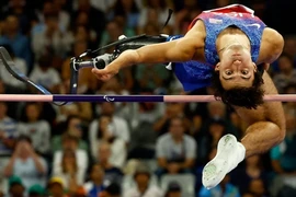 Vận động viên điền kinh người Mỹ Ezra Frech giành huy chương Vàng Paralympic 2024 môn nhảy cao hạng thương tật T63 ở Saint-Denis, Pháp. (Ảnh: Reuters/TTXVN)