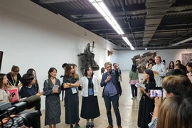 Nicolas Bourriaud - Giám đốc nghệ thuật của Triển lãm Gwangju Biennale lần thứ 15 trả lời câu hỏi của các phóng viên trong phòng trưng bày các tác phẩm nghệ thuật của triển lãm. (Ảnh: Đức Thắng/TTXVN)