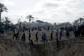 Cảnh đổ nát sau cuộc không kích của Israel xuống khu vực Al-Mawasi, phía Tây Khan Younis, Dải Gaza, ngày 10/9. (Ảnh: THX/TTXVN)