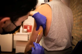 Tiêm vaccine phòng bệnh đậu mùa khỉ cho người dân. (Nguồn: THX/TTXVN)