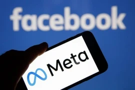 Biểu tượng Meta và Facebook trên màn hình điện thoại thông minh. (Ảnh: Getty Images/TTXVN)