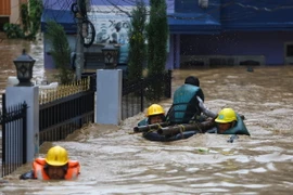 Lực lượng cứu hộ hỗ trợ người dân sơ tán khỏi khu vực ngập lụt tại Lalitpur, Nepal ngày 28/9/2024. (Ảnh: THX/TTXVN)