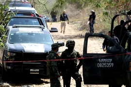 Binh sỹ Mexico điều tra tại hiện trường vụ tấn công ở Guadalajara, bang Chiapas, Mexico. (Ảnh: AFP/TTXVN)