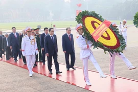 Các đồng chí lãnh đạo, nguyên lãnh đạo Đảng, Nhà nước đặt vòng hoa và vào Lăng viếng Chủ tịch Hồ Chí Minh. Ảnh: An Đăng/TTXVN