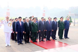 Các đồng chí lãnh đạo, nguyên lãnh đạo Đảng, Nhà nước tưởng nhớ Chủ tịch Hồ Chí Minh. (Ảnh: An Đăng/TTXVN)