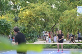 Người dân tham gia chơi pickleball tại sân chơi vừa mới được khánh thành. (Ảnh: Văn Dũng/TTXVN)